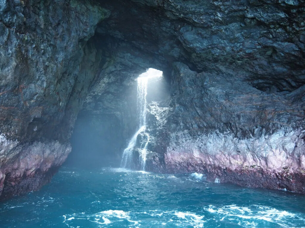 Kalalau-trail-sea-cave-diving