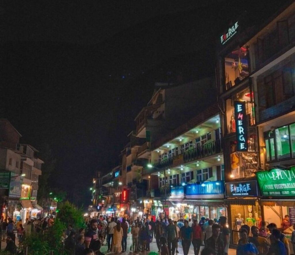 Evening walk at the Mall Road in Manali