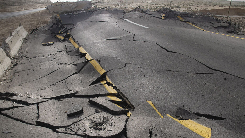 after earthquake road, Travel disasters